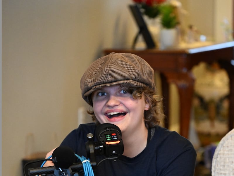 Paige Olsen — ganadora de la categoría de pitch-design en el Festival de Cine de Escuelas Secundarias All-American — posa para una foto mientras filma un documental sobre la vida de su abuelo en Perry, Utah, febrero de 2025.