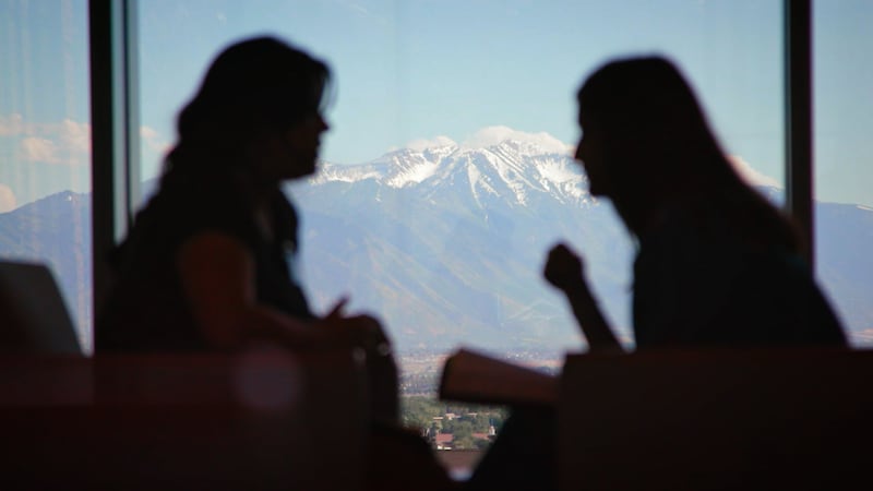 Los misioneros conversan con las montañas Wasatch al fondo durante la grabación de un nuevo video en el Centro de Capacitación Misional de Provo.