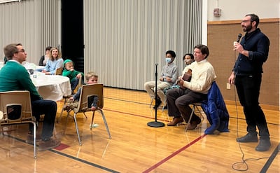 Jack Gordon, de la Comunidad Bahá’í de Washington, D.C., habla durante una cena-diálogo de la Serie de puertas abiertas inversas organizada el 17 de marzo de 2022 en un centro de reuniones de los Santos de los Últimos Días.