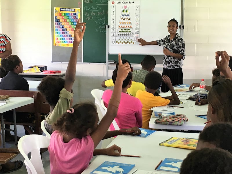 Un maestro y estudiantes participan en Éxito Escolar, una iniciativa educativa de La Iglesia de Jesucristo de los Santos de los Últimos Días que ayuda a los jóvenes de 11 a 18 años a progresar académica, espiritual y socialmente.