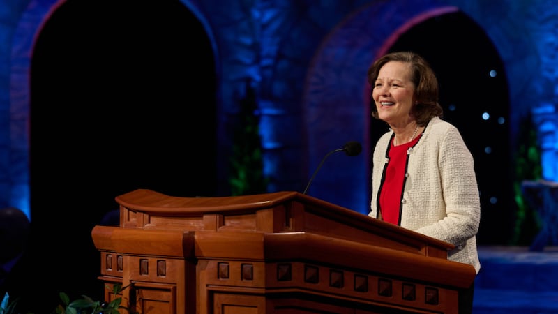 La Presidenta General de la Primaria, Susan H. Porter, habla durante una transmisión del Devocional Navideño de la Primera Presidencia el domingo 7 de diciembre de 2025.