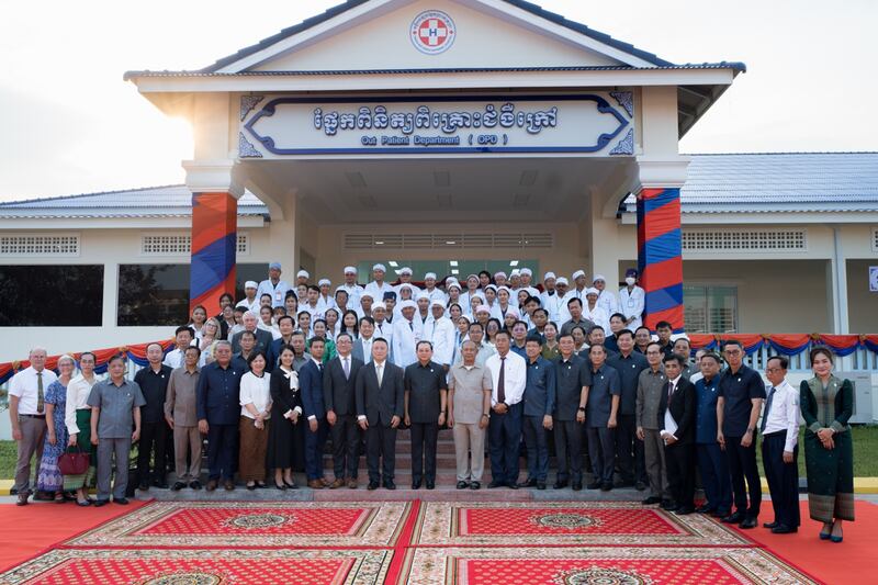 Trabajadores de la salud, funcionarios del gobierno y líderes de La Iglesia de Jesucristo de los Santos de los Últimos Días se reúnen frente al nuevo edificio de pacientes ambulatorios en el complejo del Hospital de Referencia Preah Net Preah, en la provincia de Banteay Meanchey, en el noroeste de Camboya, el 26 de febrero de 2026.