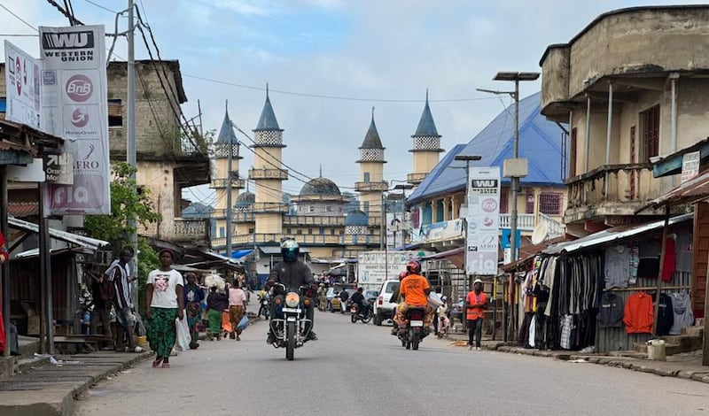 Una mezquita se ve desde las calles de Koidu, Sierra Leona, a principios de 2026.