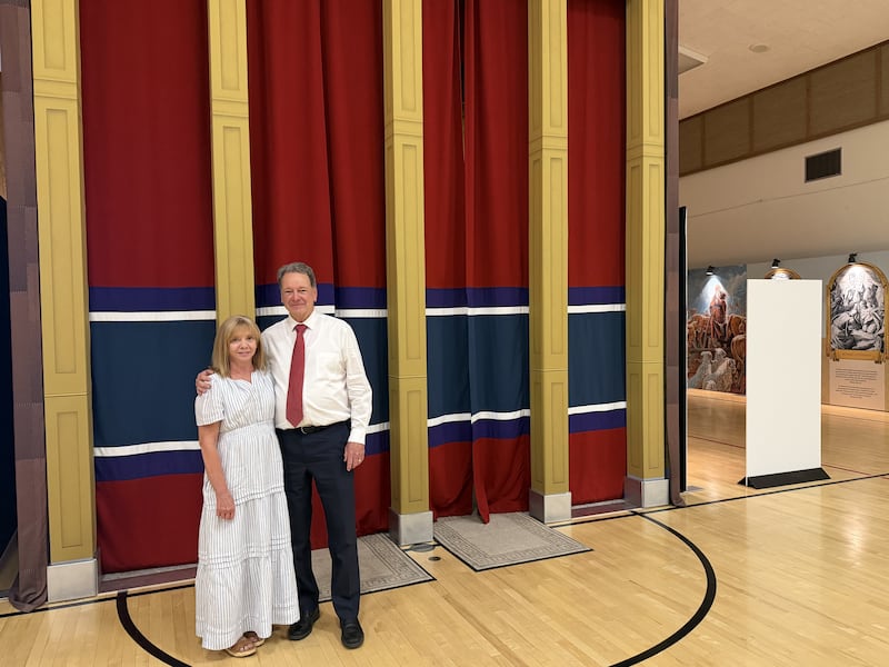 David y Eulale Dixon están de pie frente a la réplica del Tabernáculo del Antiguo Testamento que ayudaron a dar vida en el centro de estaca de Farmington Utah Norte, el 18 de junio de 2026.