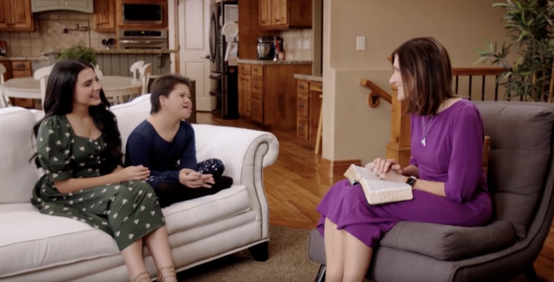 La hermana Michelle D. Craig, primera consejera de la presidencia general de las Mujeres Jóvenes, habla con un par de hermanas, Giovanna y Sofia, durante la transmisión del evento Cara a Cara el 9 de marzo de 2022.
