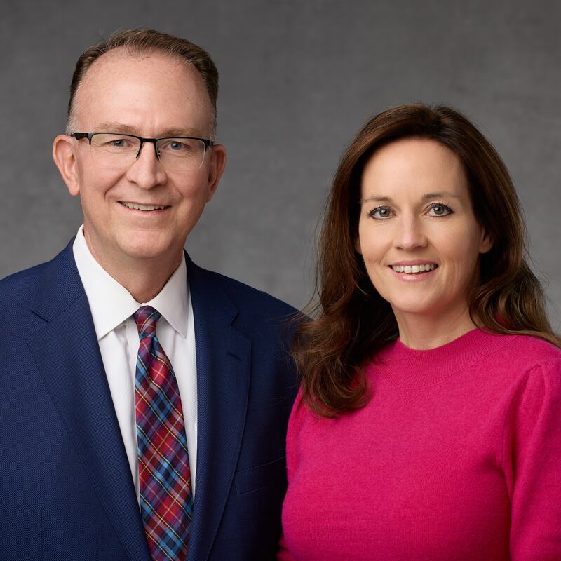 Jason Kerr y Kristen Kerr, quienes prestarán servicio como presidente y compañera de la Misión Japón Kobe a partir de julio de 2026.