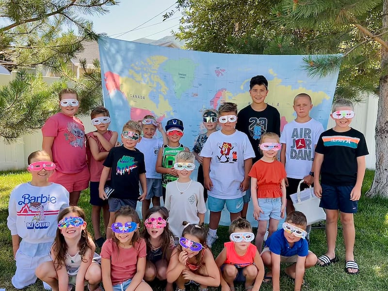 Niños de la Primaria del Barrio Cherry Lane, Estaca Layton Utah Este, realizan una actividad mientras aprenden sobre Sudamérica durante un campamento de verano de historia familiar el lunes 30 de junio de 2025.