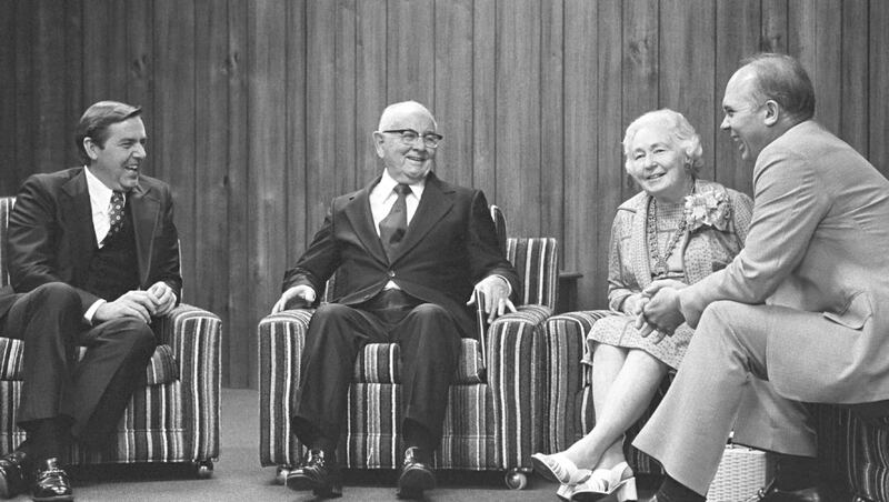 Jeffrey R. Holland, a la izquierda, y Dallin H. Oaks, a la derecha, visitan al Presidente Spencer W. Kimball y a su esposa, la Hermana Camilla Kimball.
