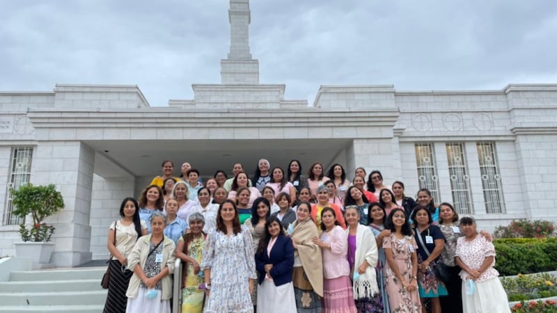 Mujeres del área de Cancún, México, asisten juntas al Templo de Mérida, México, para conmemorar el 180.º aniversario de la Sociedad de Socorro en marzo de 2022.