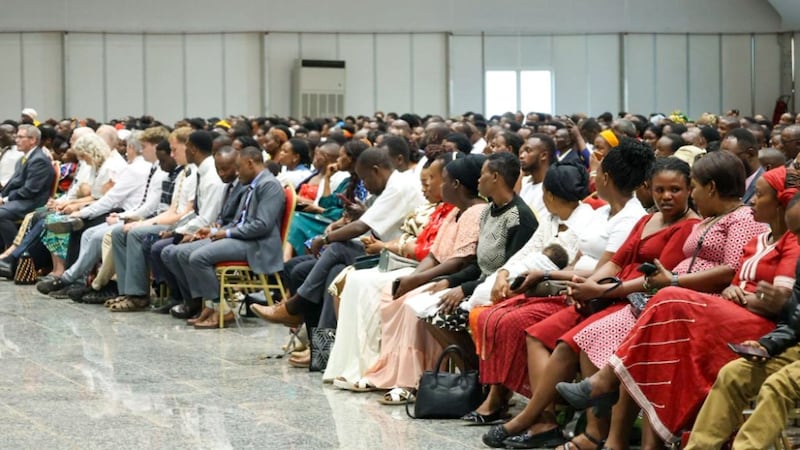 Miembros de La Iglesia de Jesucristo de los Santos de los Últimos Días en Ruanda asisten a un devocional con el élder David A. Bednar en Kigali, Ruanda, el 17 de marzo de 2026.