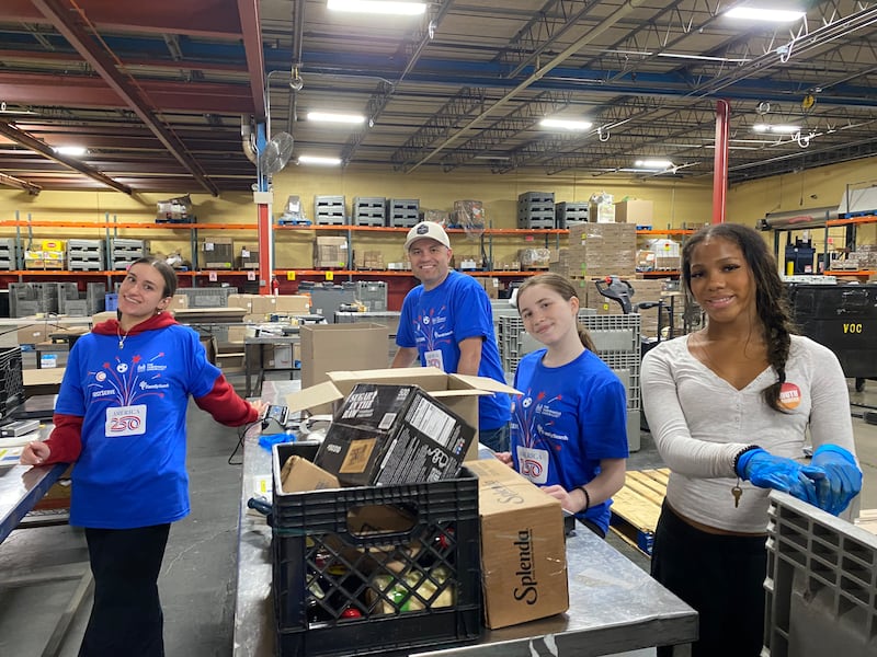 Los voluntarios ayudan a organizar los alimentos donados por La Iglesia de Jesucristo de los Santos de los Últimos Días al Banco de Alimentos Harvesters en Kansas City, Misuri, el jueves 23 de abril de 2026.