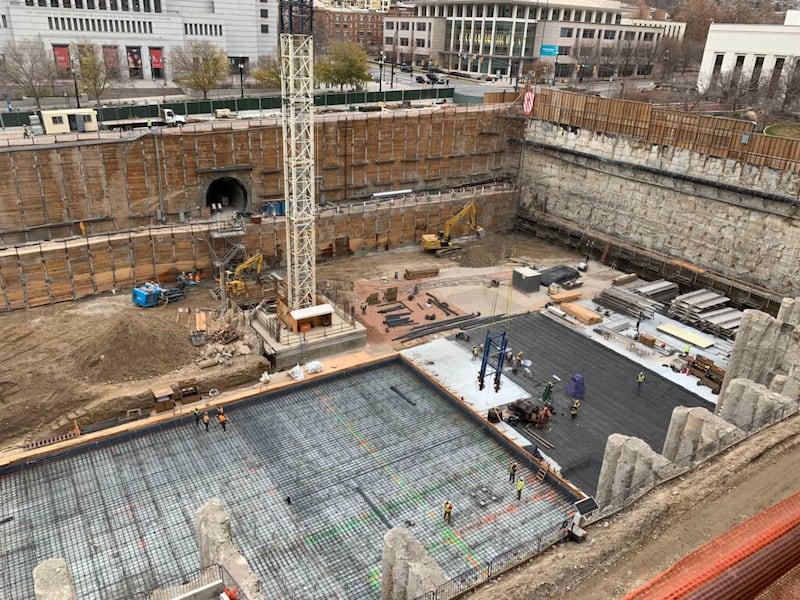 Preparación de la alfombra de acero para el vertido de concreto que formará la base de los nuevos pisos del templo durante el proyecto de renovación de la Manzana del Templo, en Salt Lake City, el 6 de diciembre de 2021.