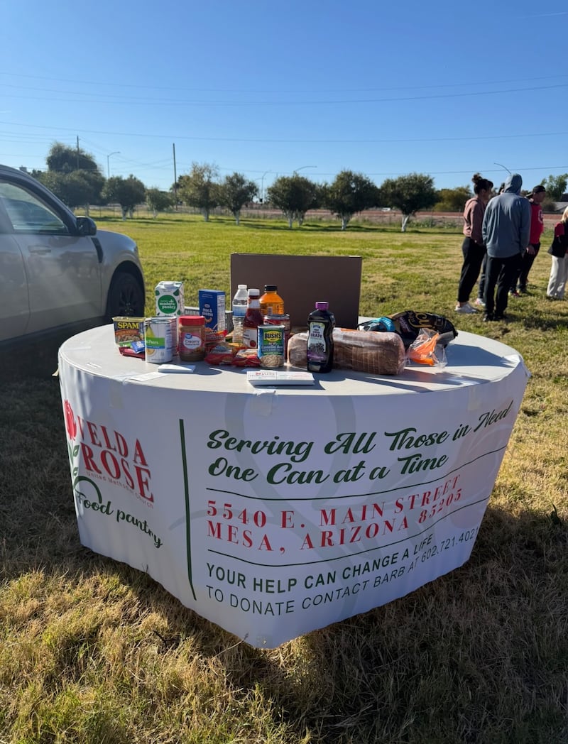 Una mesa con alimentos donados está preparada para que los asistentes contribuyan con donaciones de alimentos adicionales a la despensa de alimentos metodista local después de la segunda carrera anual de compras Northeast Mesa en Mesa, Arizona, el 21 de febrero de 2026.