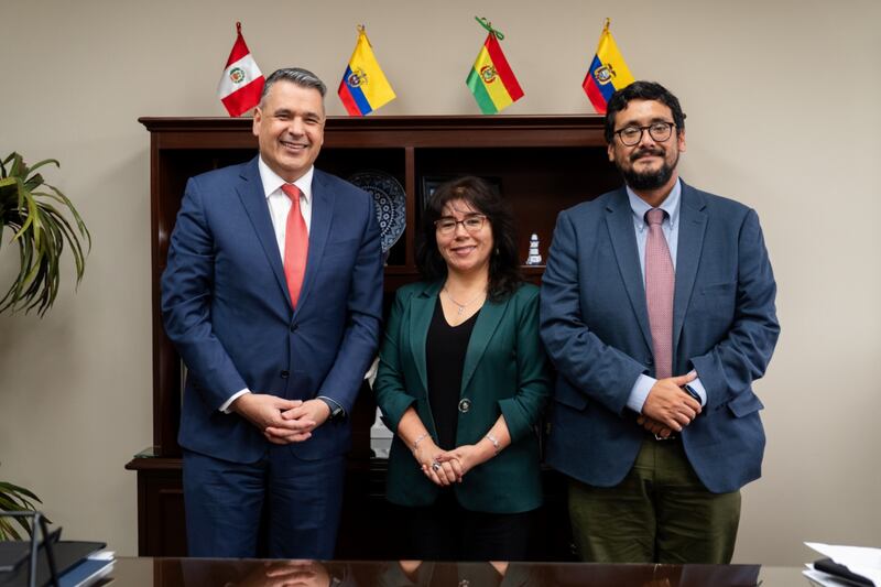El élder Juan Pablo Villar, Setenta Autoridad General y presidente del Área Noroeste de Sudamérica de la Iglesia, a la izquierda, posa para una foto con funcionarios del gobierno peruano en Perú el 3 de febrero de 2026.