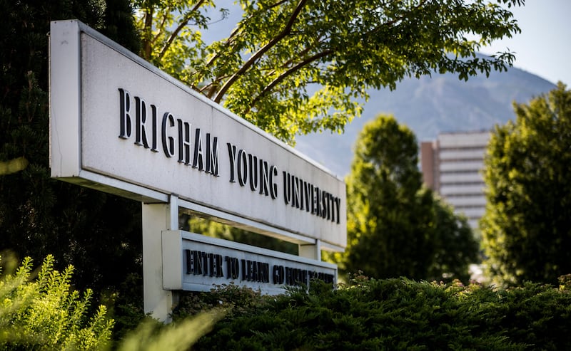 Un letrero en el campus a la entrada de la Universidad Brigham Young en Provo, Utah