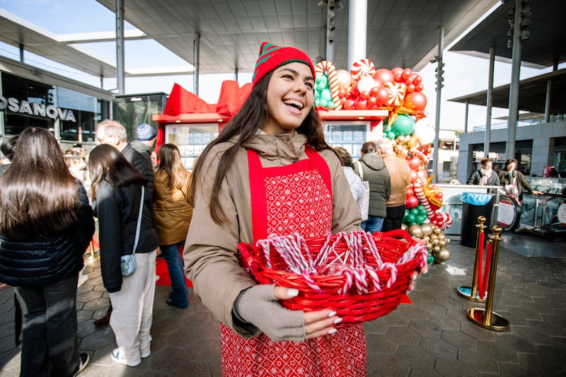 Un voluntario en las máquinas expendedoras benéficas en Barcelona, España, entrega dulces con alegría a quienes visitan las nuevas máquinas el 28 de noviembre de 2025.