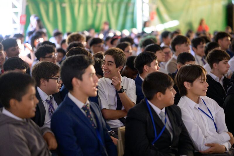 Los hombres jóvenes escuchan e interactúan durante una sesión de las conferencias Para la Fortaleza de la Juventud en el Área Sudamérica Sur a principios de 2026.