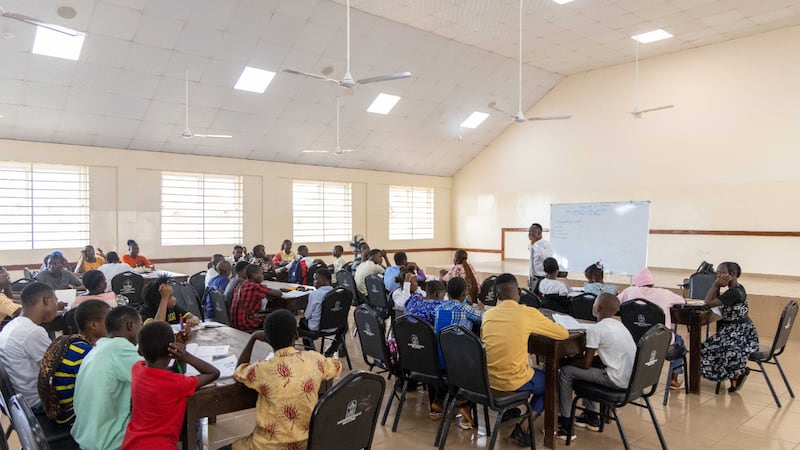 Una clase de Succeed in School se lleva a cabo en Freetown, Sierra Leona, el miércoles 26 de agosto de 2026.