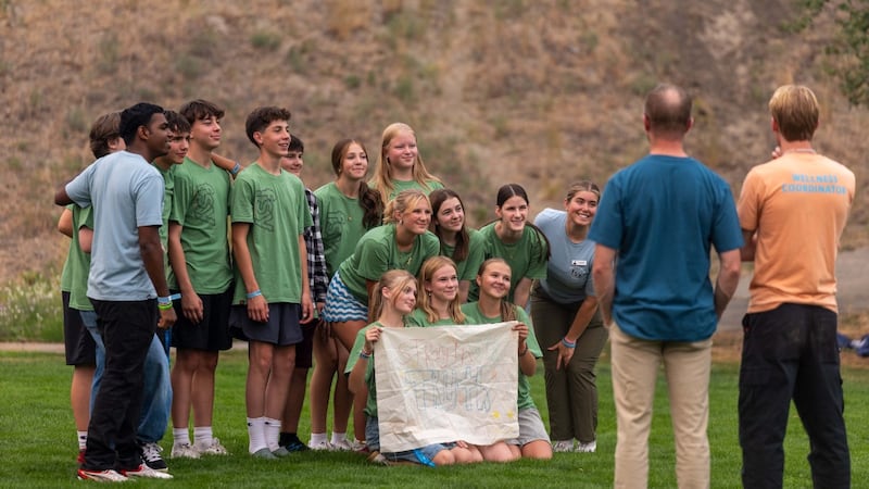 Los consejeros de adultos jóvenes y su grupo de jóvenes posan para una foto en la conferencia Por la Fortaleza de la Juventud en Kamloops, Columbia Británica, en agosto de 2026.
