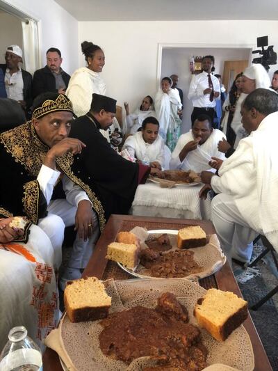 La presidenta de la Sociedad de Socorro de la estaca Creekside Layton, Julia Hartvigsen, y sus consejeras asisten a un banquete con la Iglesia Ortodoxa Etíope Tewahedo de Utah, Santa María, el 22 de agosto de 2021.