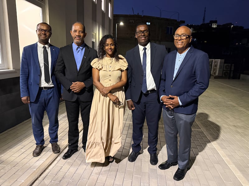 Líderes locales de la Iglesia y líderes del gobierno se toman una foto juntos la noche en que se dedicó la nueva Capilla Eugenio Lima, el sábado 11 de abril de 2026.