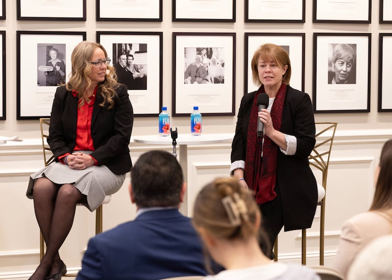Sharon Eubank, directora saliente de Servicios Humanitarios de la Iglesia, y Elissa Gifford, directora entrante, participan en el panel en Washington, D. C., el miércoles 18 de marzo.