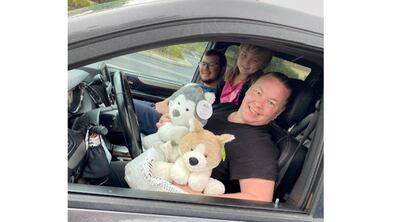 Las personas comparten historias de sus propios animales de peluche mientras entregan nuevos juguetes de peluche para la campaña anual en beneficio de Ronald McDonald House Charities en San Diego, California, el 23 de octubre de 2021.
