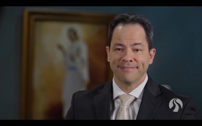 El élder Ronald M. Barcellos, Setenta Autoridad General, habla a los alumnos de BYU–Pathway Worldwide durante una transmisión devocional el viernes, 6 de febrero de 2026.