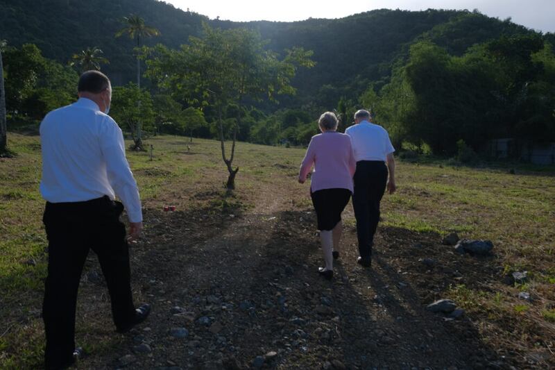 El élder Dale G. Renlund, del Cuórum de los Doce Apóstoles, visita el sitio del Templo de Tacloban, Filipinas, durante su visita a Filipinas del 8 al 20 de junio de 2022, con la hermana Ruth Renlund.