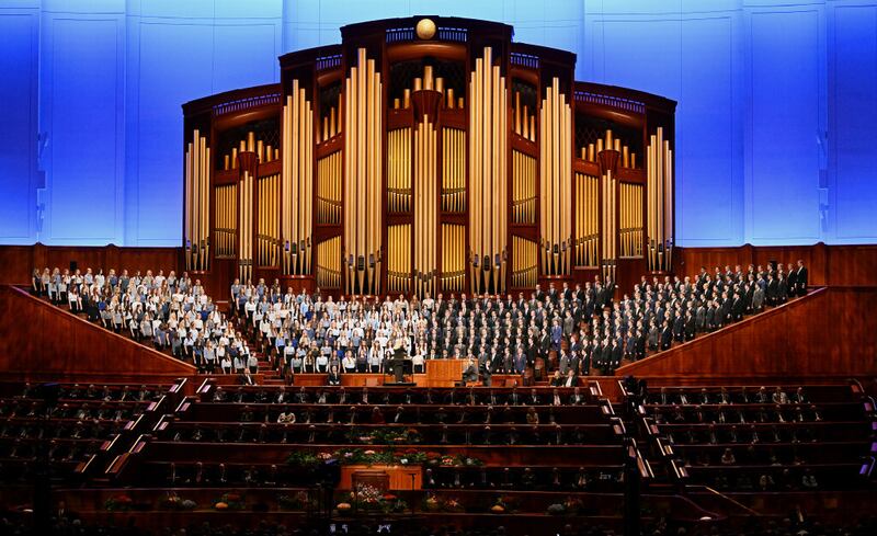 El coro formado por adultos solteros del área del condado de Utah canta durante la sesión del sábado por la noche de la Conferencia General Semestral N° 193 de la Iglesia de Jesucristo de los Santos de los Últimos Días en el Centro de Conferencias de Salt Lake City el sábado 30 de septiembre de 2023.