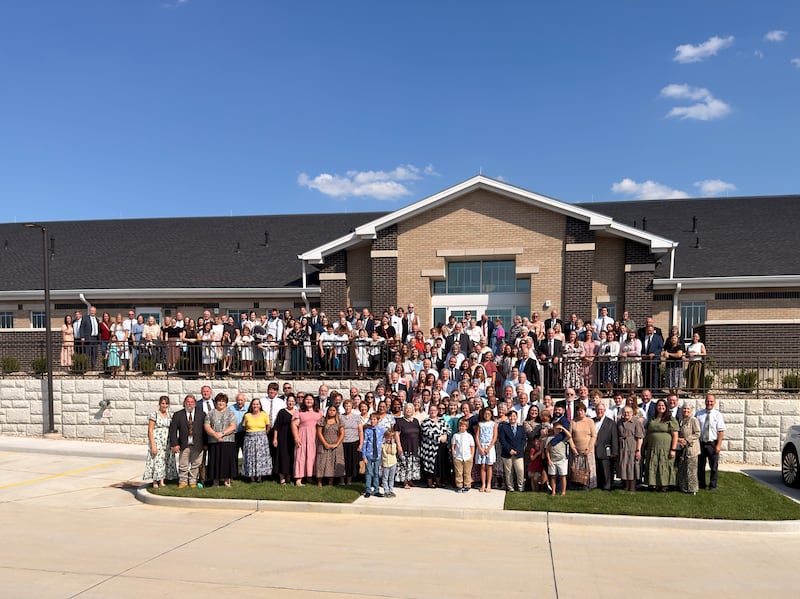 Miembros de La Iglesia de Jesucristo de los Santos de los Últimos Días se toman una fotografía fuera del nuevo Centro de Estaca de Cape Girardeau, Misuri en el día de su dedicación, sábado 19 de septiembre de 2026.