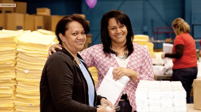 Las mujeres se reúnen para dar servicio durante una noche de servicio de la Conferencia de Mujeres de BYU.