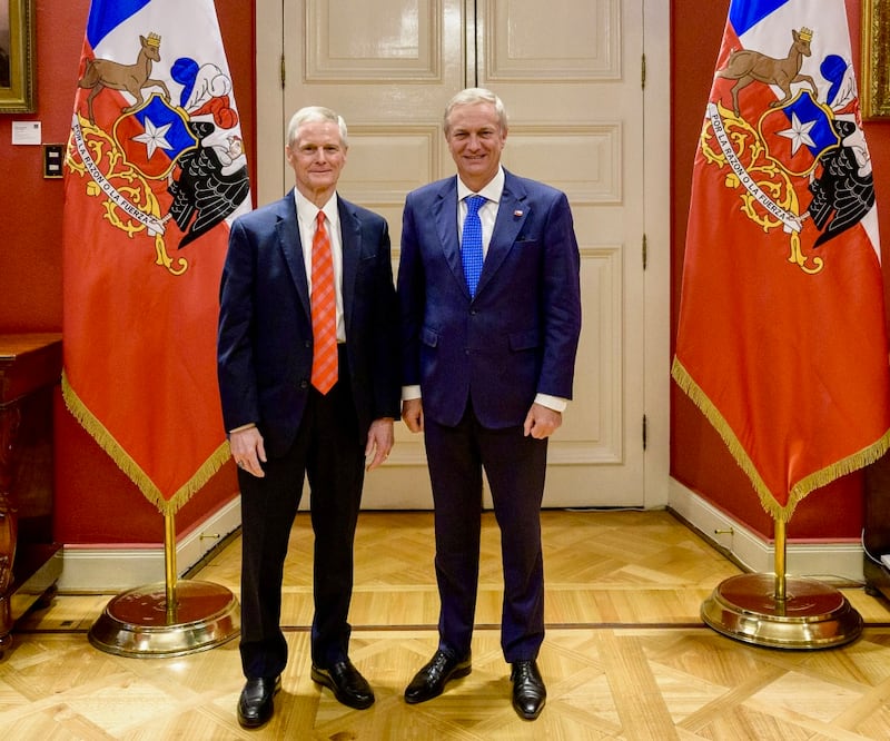 El élder David A. Bednar se reúne con el presidente de Chile, José Antonio Kast, en el Palacio de La Moneda, en Santiago, Chile, el 18 de mayo de 2026.