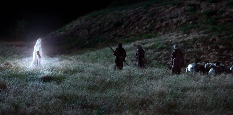 Un video muestra a un ángel que se aparece a los pastores para anunciar el nacimiento de Cristo.