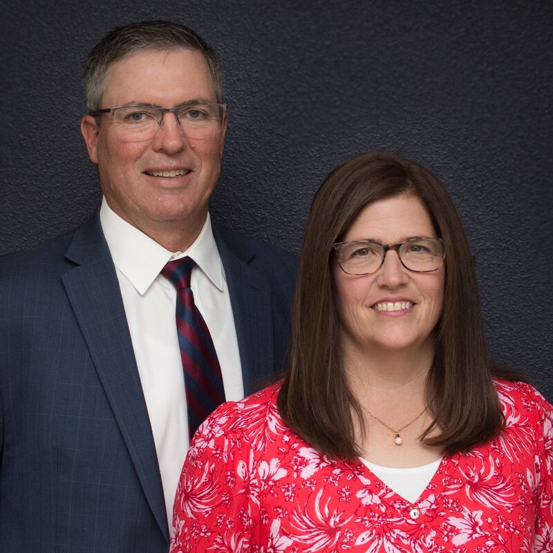 James N. Wadsworth y Kimberly Wadsworth, quienes servirán como presidente y compañera de la Misión Colorado Colorado Springs a partir de julio de 2026.