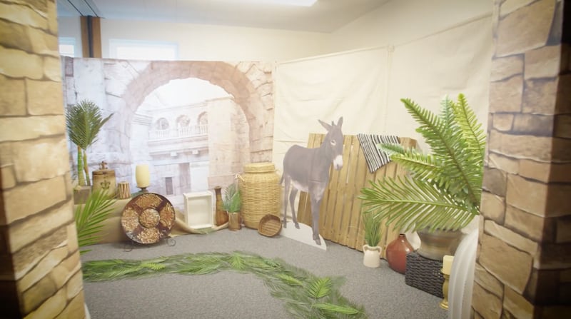 El salón de un centro de reuniones en Herriman, Utah, se transforma para representar la entrada triunfal de Jesucristo en Jerusalén, los días 9 y 10 de abril de 2025.