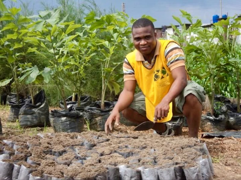 Konrad Barjuah sirve como misionero de adulto joven en la Misión Nigeria Port Harcourt.