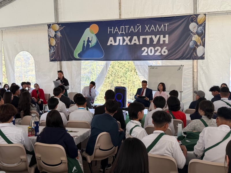 El élder Christopher H. Kim y la hermana Seongmi (Sue) Kim se preparan para hablar en una conferencia Para la Fortaleza de la Juventud cerca de Ulán Bator, Mongolia, celebrada del 28 de junio al 3 de julio de 2026.