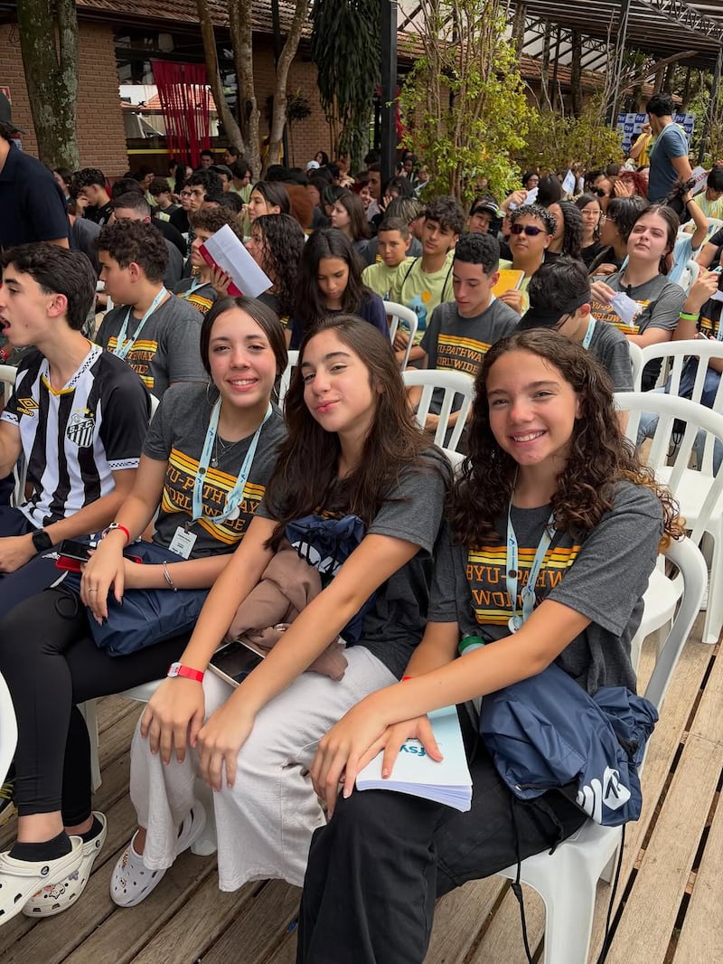 Jóvenes asisten a una sesión de FSY en Brasil en febrero de 2026.