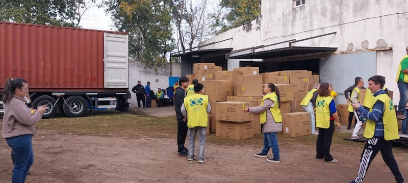 Los voluntarios ayudan a descargar sillas de ruedas donadas de La Iglesia de Jesucristo de los Santos de los Últimos Días en Santa Fe, Argentina, en junio de 2026.
