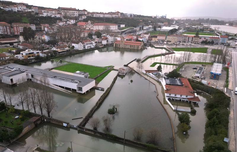 Los edificios y las calles están inundados después de fuertes lluvias en Portugal en febrero de 2026.