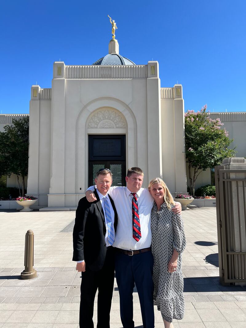 El élder Ashton Curtis, al centro, posa para una foto frente al Templo de Tucson, Arizona, con sus padres, Helen y Judd Curtis, en abril de 2025.