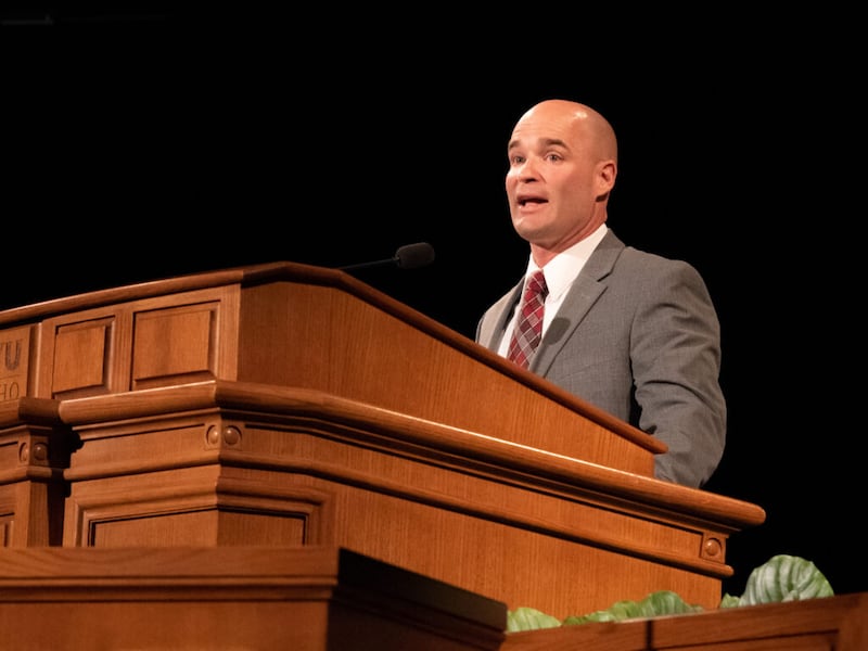 Joe Anderson habla durante el devocional de BYU-Idaho el 19 de abril de 2022.