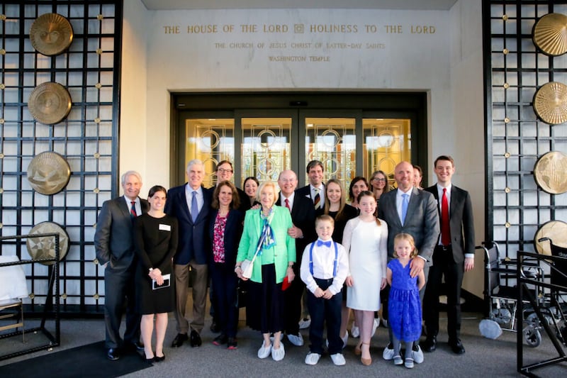 El élder Quentin L. Cook y su esposa, Mary, posan con el juez adjunto de la Corte Suprema Neil M. Gorsuch, su esposa, Louise, sus asistentes legales y algunos de sus familiares, y el juez Thomas B. Griffith afuera del Templo de Washington D.C. el miércoles , 20 de abril de 2022.