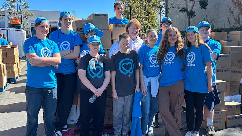 Sharon Eubank, directora de los Servicios Humanitarios de la Iglesia, al centro, posa con jóvenes voluntarios de JustServe el sábado 21 de febrero de 2026 en South County Outreach en Irvine, California, después de una donación de alimentos de America 250 por parte de la Iglesia.