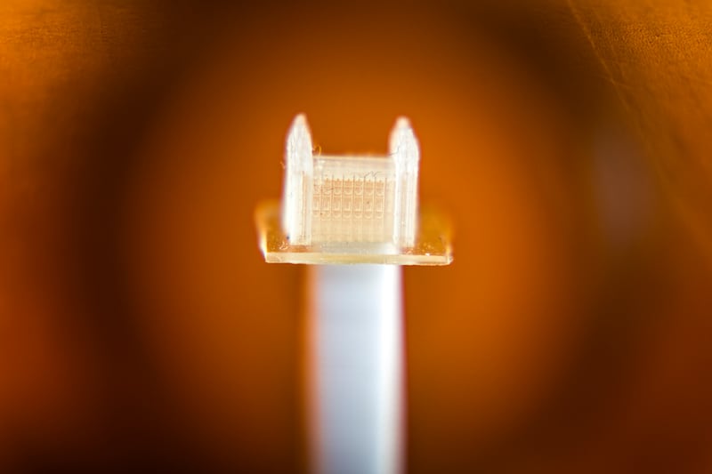 Una réplica microscópica del Templo de Salt Lake City, Utah, que los ingenieros de la Universidad Brigham Young imprimieron en 3D en Provo, Utah, el 31 de julio de 2024 en anticipación al 150° aniversario de BYU.