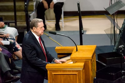El élder Jeffrey R. Holland del Cuórum de los Doce Apóstoles habla en un devocional en la Universidad Estatal de Utah, el 22 de septiembre de 2019. El élder Holland les encomendó a los estudiantes “ser de buen ánimo.”