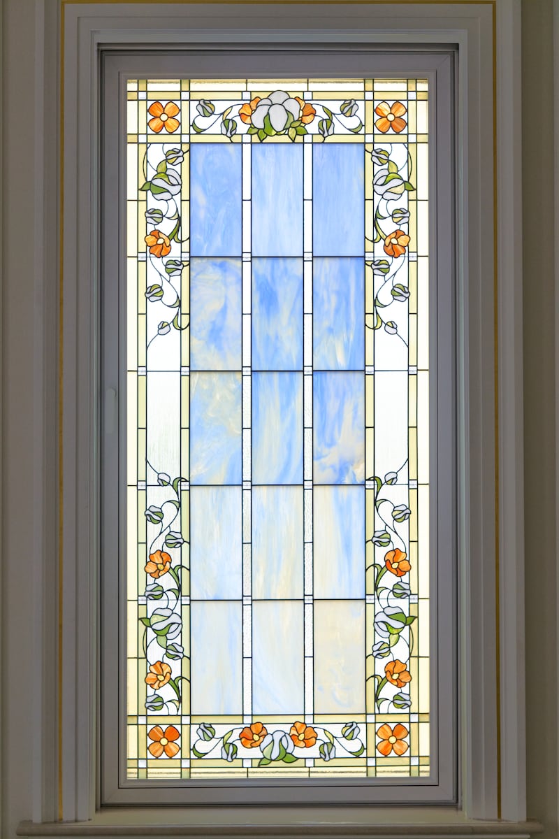 Una ventana de vidrio artístico dentro del Templo de Torreón México.
