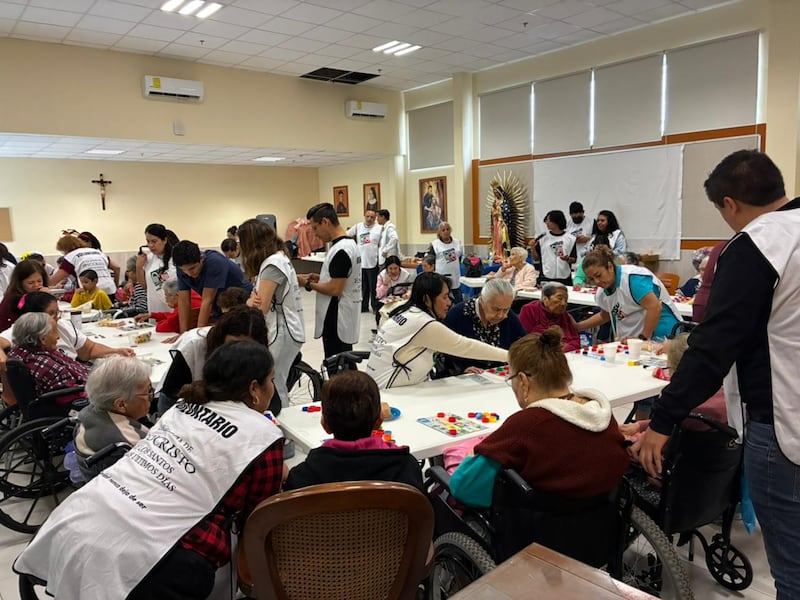 Miembros y voluntarios visitan a personas mayores en Guadalajara, México, durante el Día Nacional de Servicio, el 6 de diciembre de 2025.