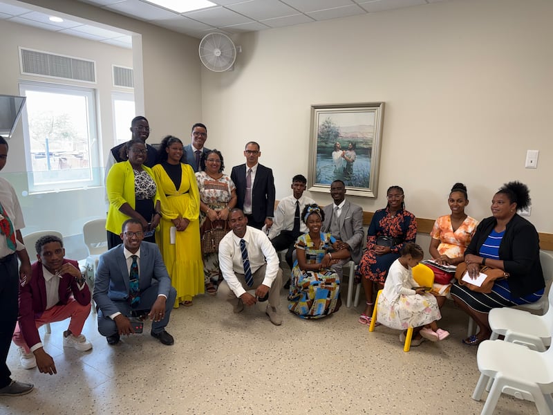 Santos de los Últimos Días en la nueva Capilla de Eugenio Lima, en Praia, Cabo Verde, el domingo 12 de abril de 2026.